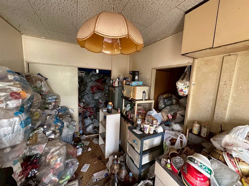 退去後もゴミが残る部屋（小田原市）