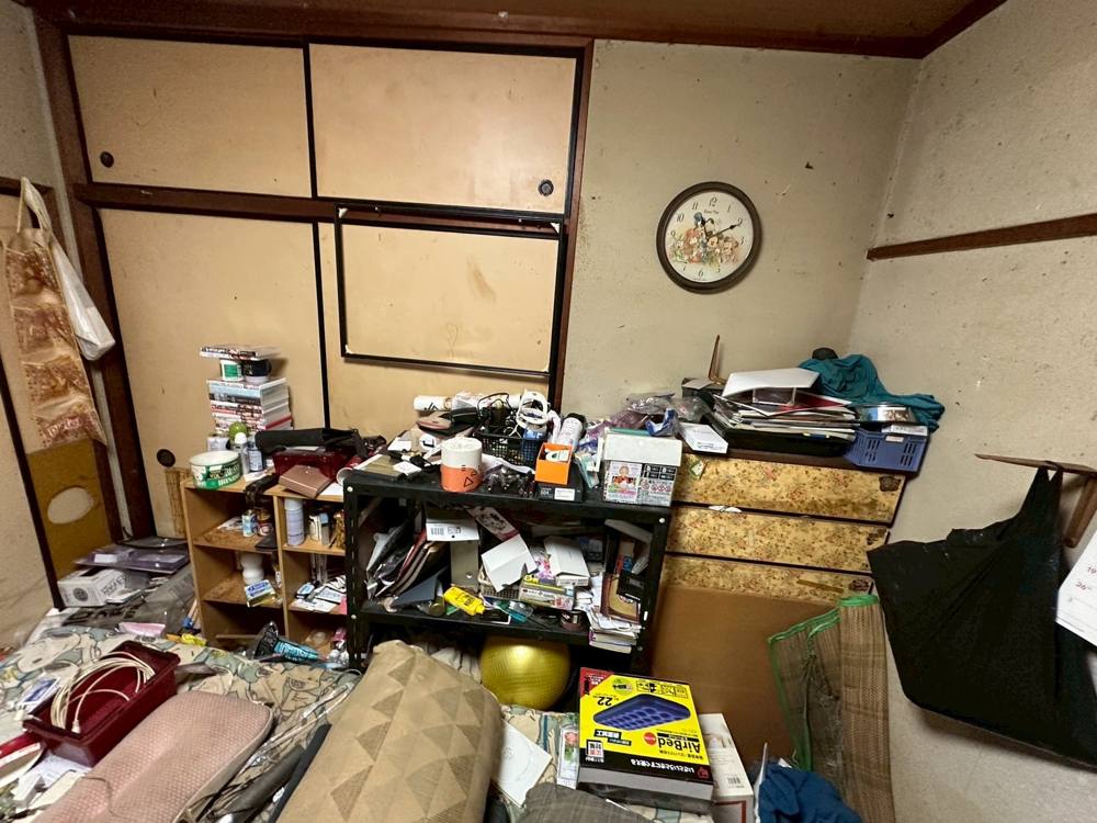 家財と生活ゴミが残ったままの和室（小田原市）
