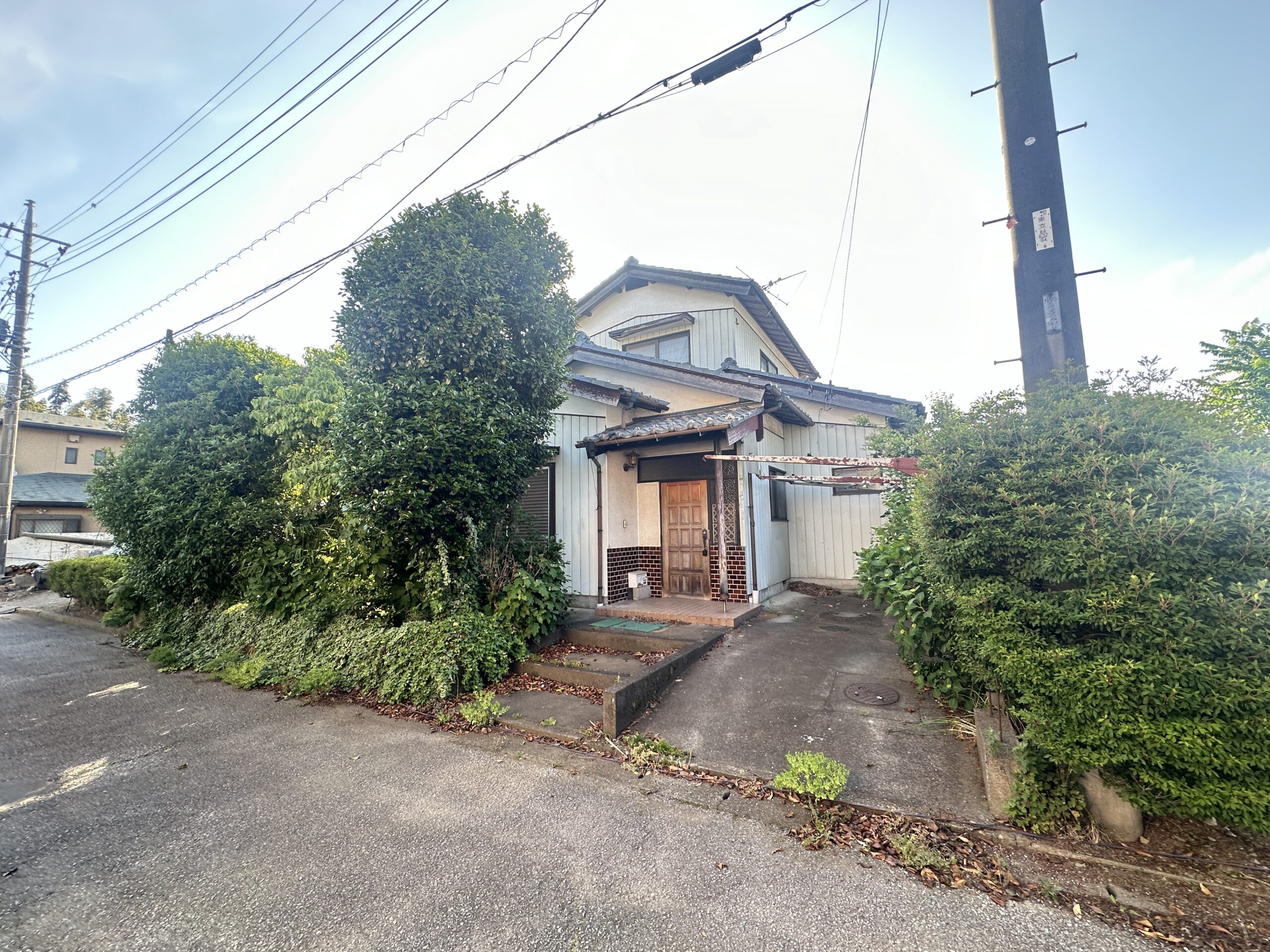 館林市赤生田本町 草木が生い茂る戸建 外観