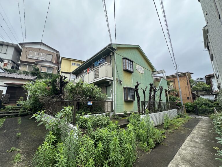 古くなったアパートの外観