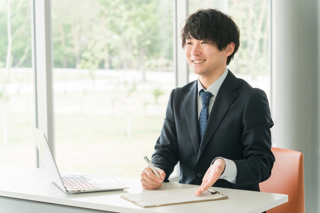 書類の説明をする男性
