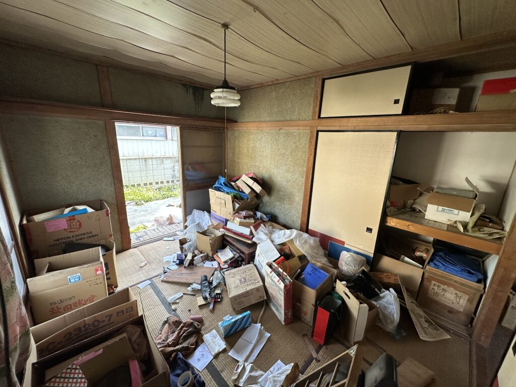 段ボールや家財が残ったままの和室