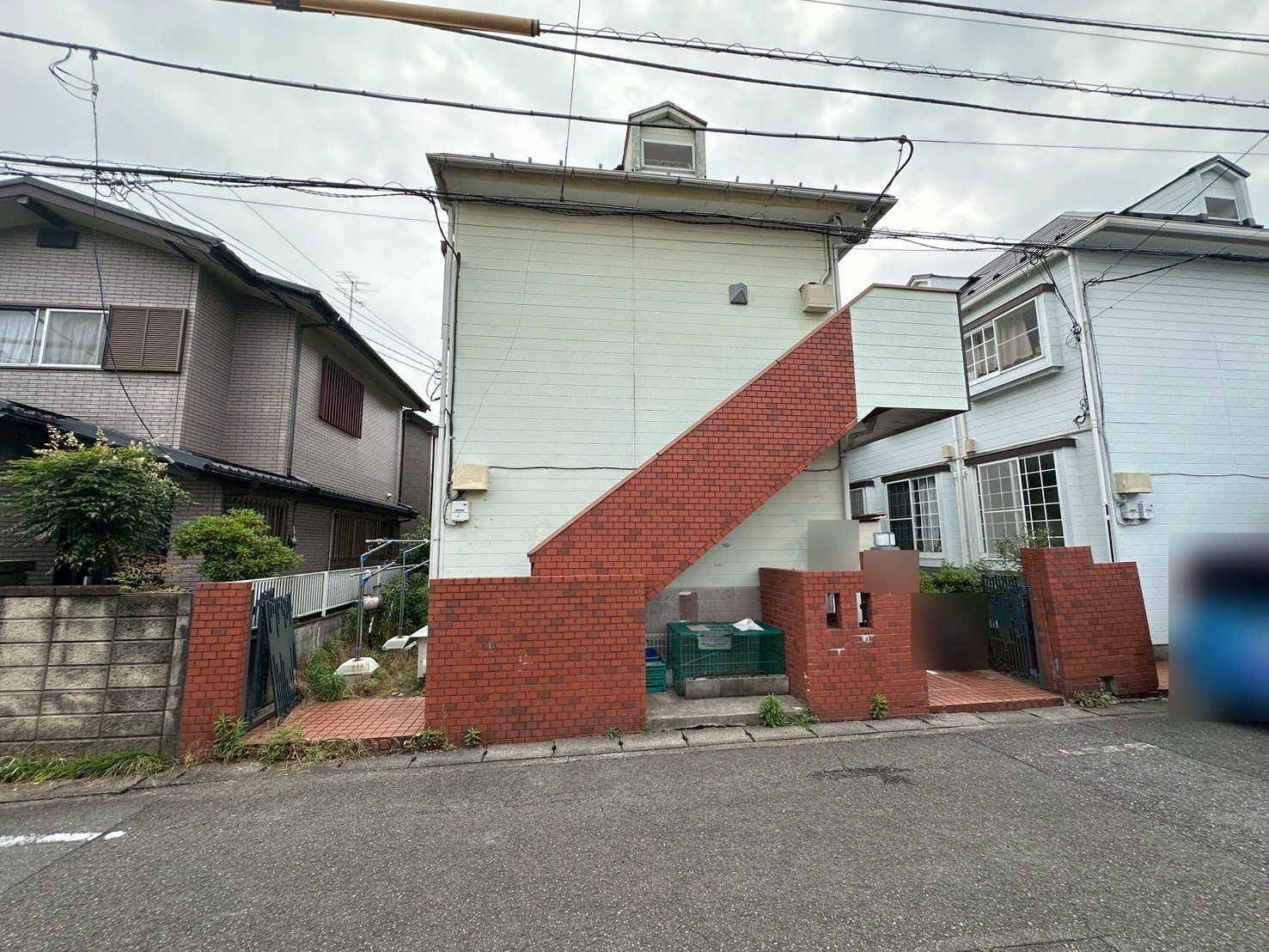 築古の木造2階建てアパートの外観