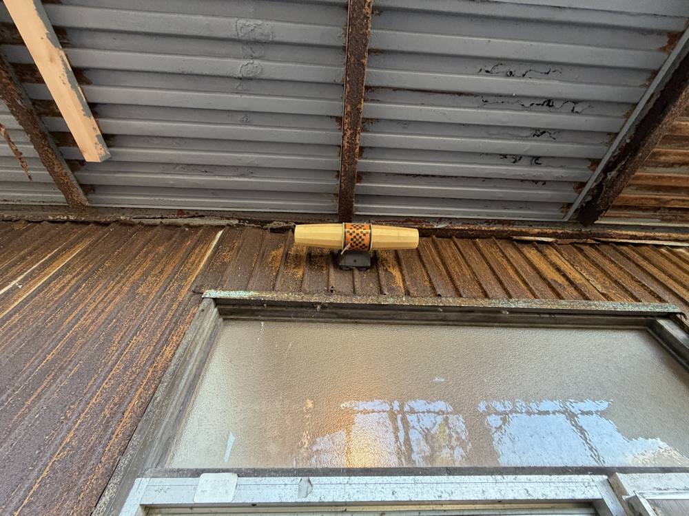 錆びたトタン屋根と外壁(横須賀市)