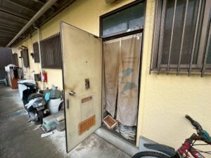 外廊下に物が置かれたままの築古アパート（小田原市）