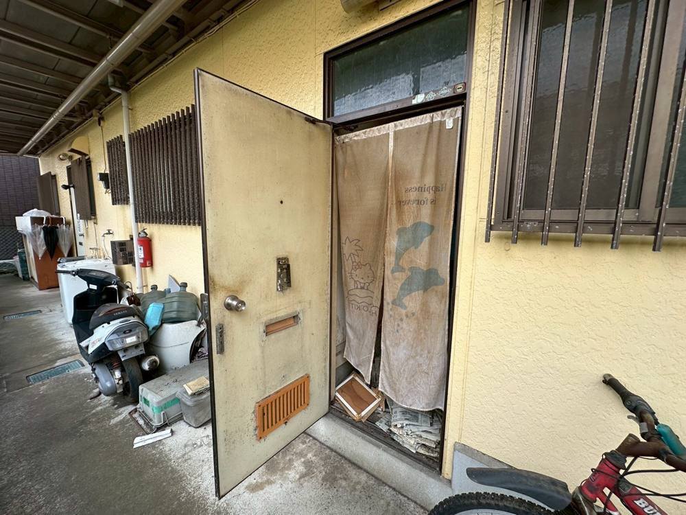 外廊下に物が置かれた築古アパート(小田原市)