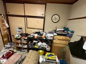 家財と生活ゴミが残ったままの和室（小田原市）