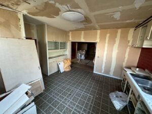 建具や袋が残ったキッチン（千葉県富津市）