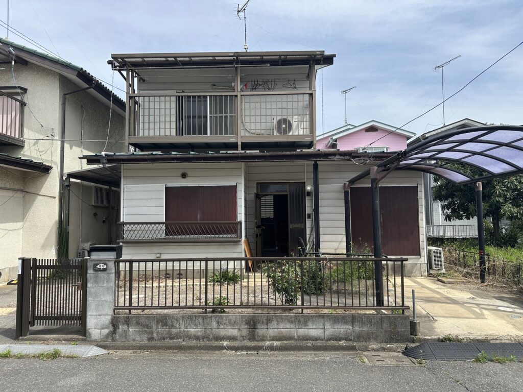 改修前の外観。門とフェンス、ブロック塀がある戸建て(埼玉県加須市旗井)