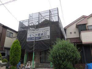 足場を組んで塗装中の戸建て（埼玉県川口市）