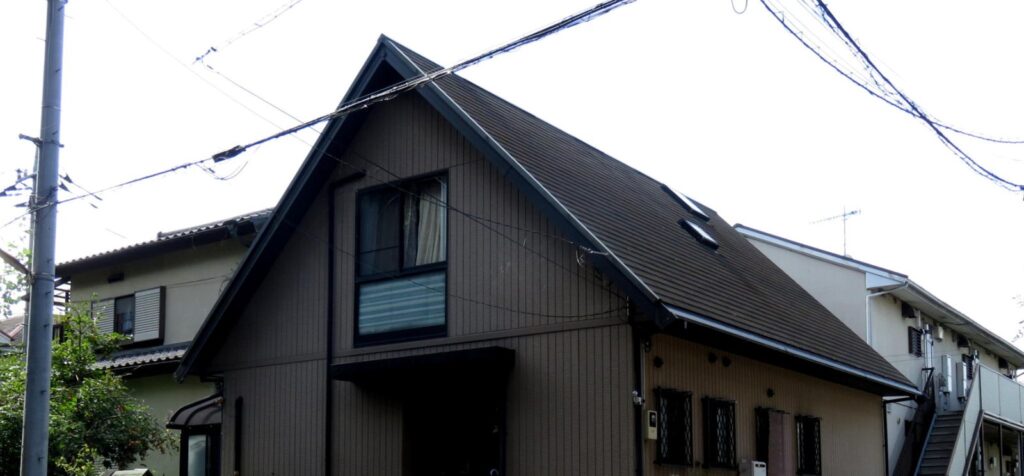 屋根の塗り替え前の、傾斜の大きな屋根の戸建て