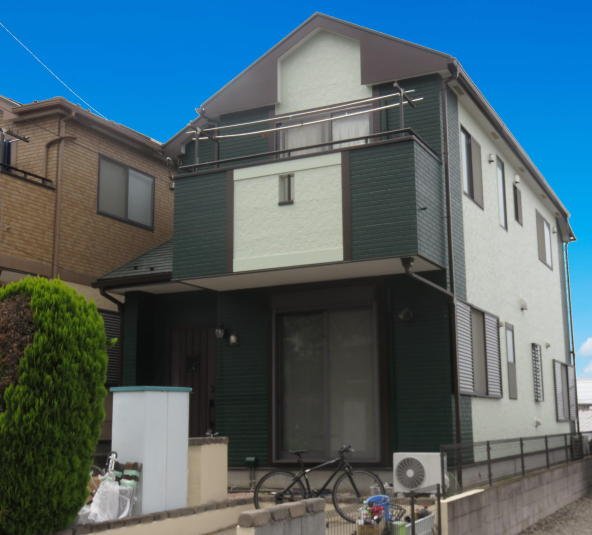 緑とクリームの2色に塗り替えた戸建て(埼玉県川口市戸塚)