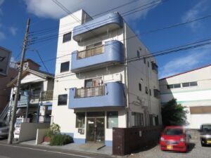 白と青に塗り替えたビル（埼玉県川口市前川）