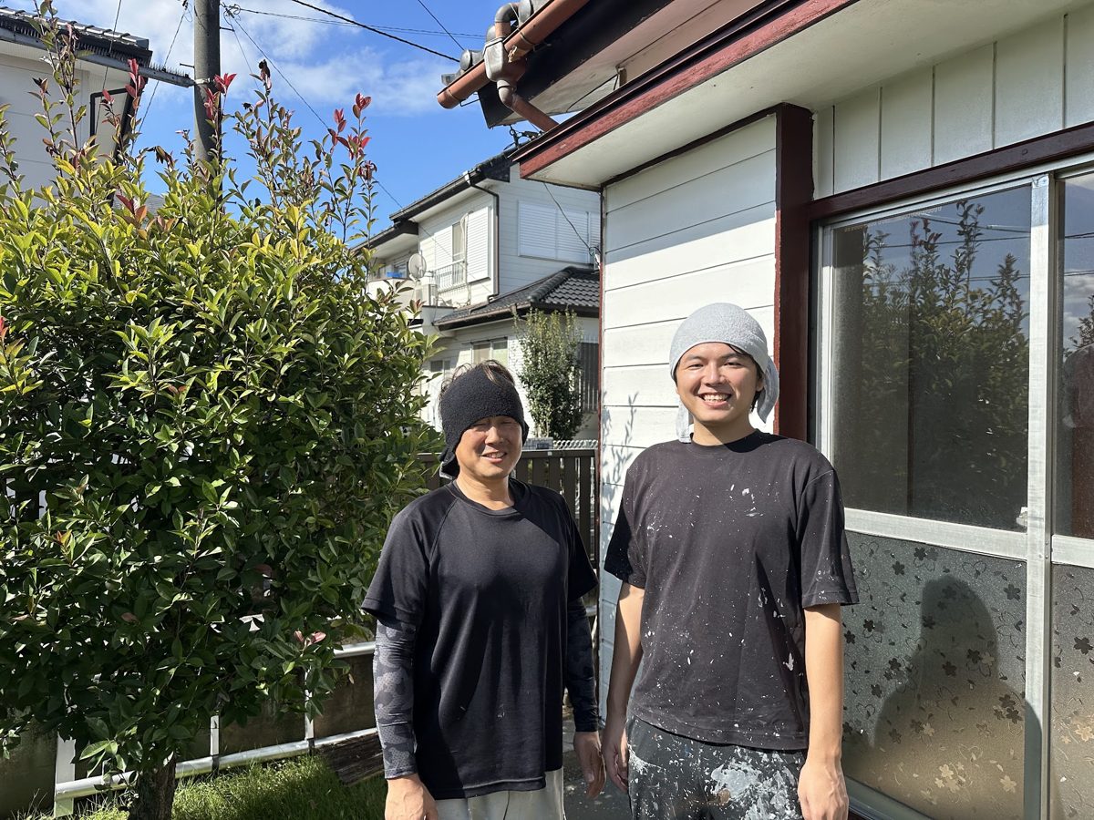 現場で職人さんと並ぶ森田