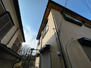 2階建て木造アパートの外壁と軒を見上げた外観