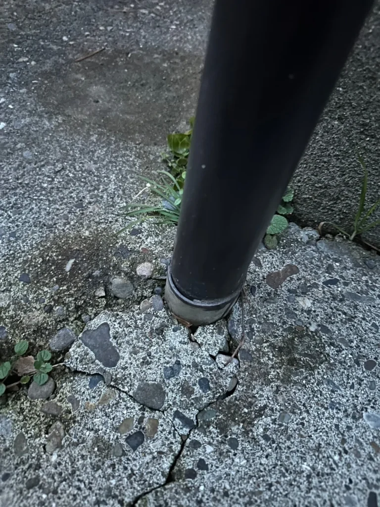 雨どいの根元のコンクリート土間に入ったひび
