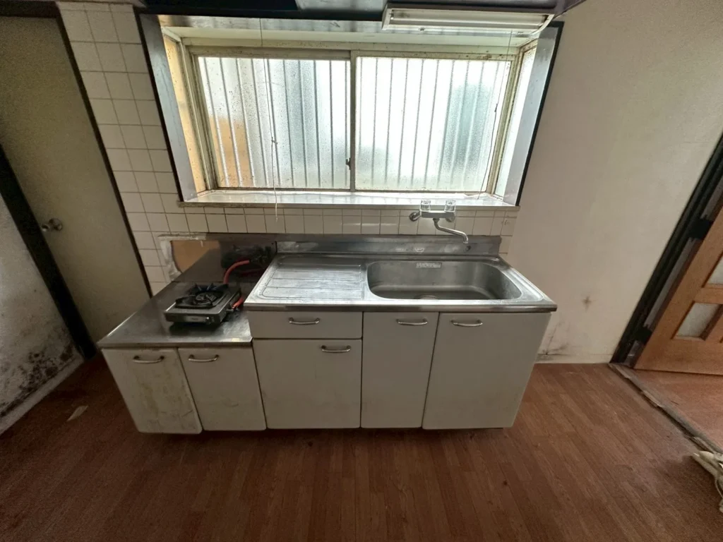 古い流し台と一口コンロの台所
