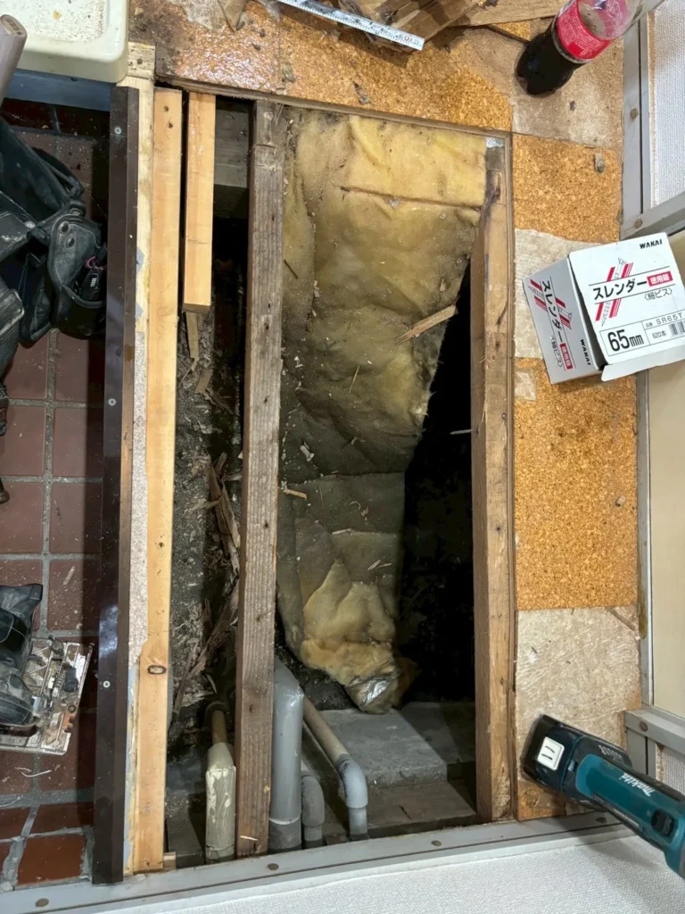 床をはがして見えた床下の断熱材と傷んだ木材