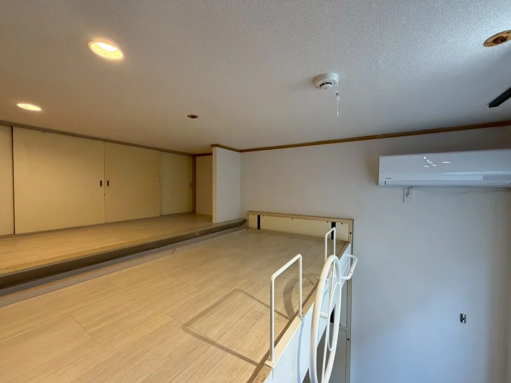 床と壁を新しくしたロフト付きの部屋