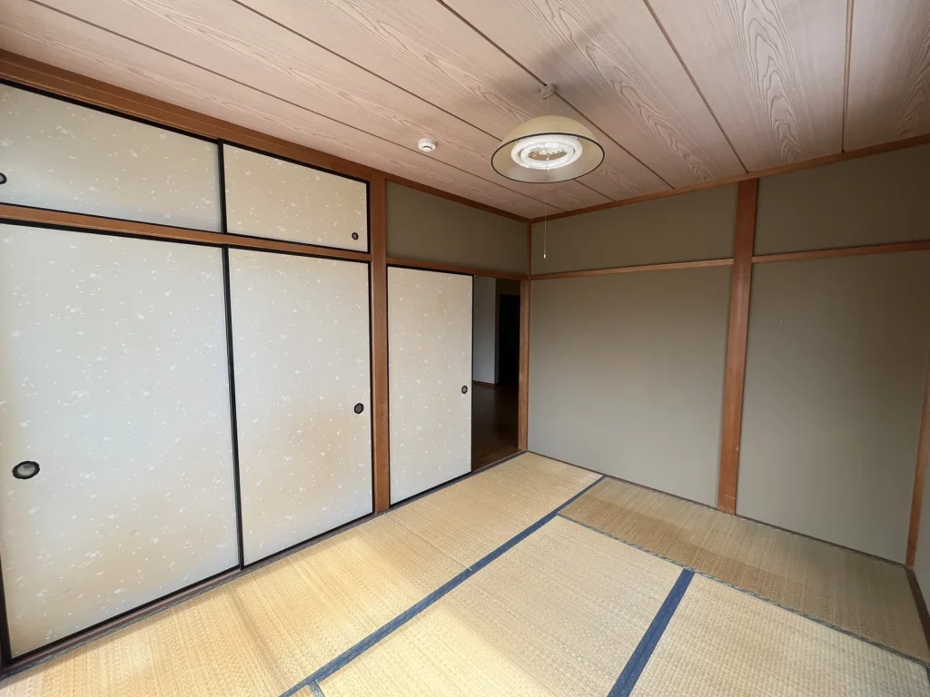 ふすまの押入れがある空室の6畳和室