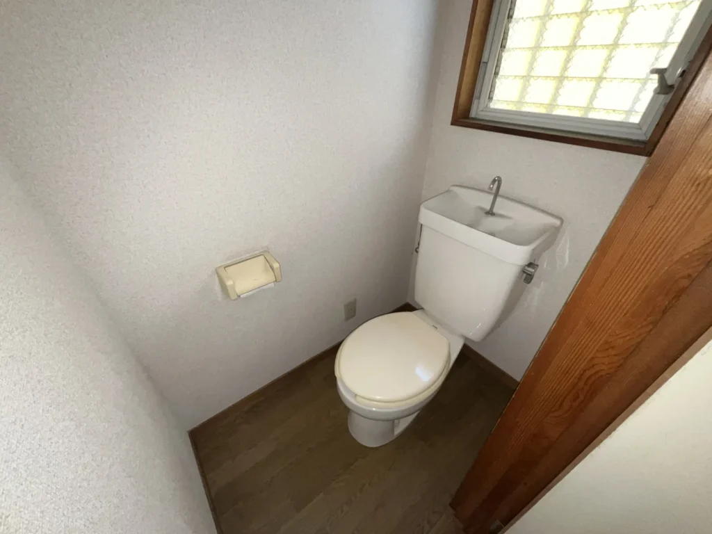 小窓のある個室トイレと洋式便器