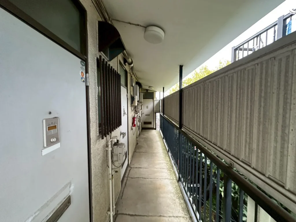 ひび割れた床が続く2階の外廊下