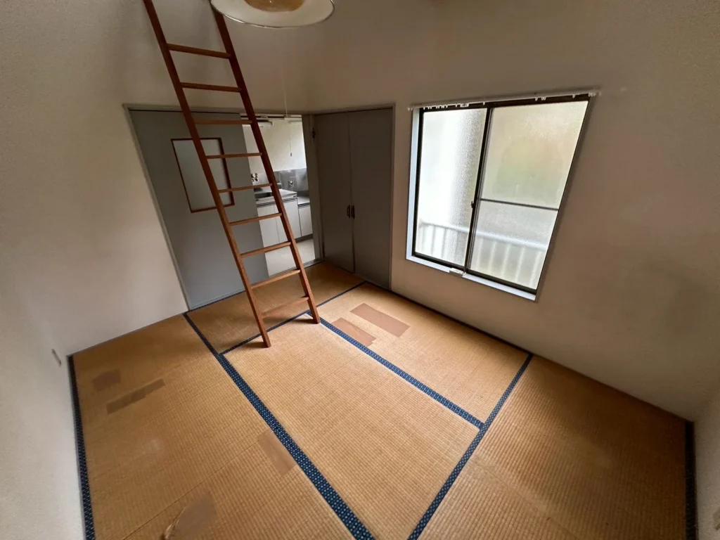 はしごでロフトに上がる空室の和室
