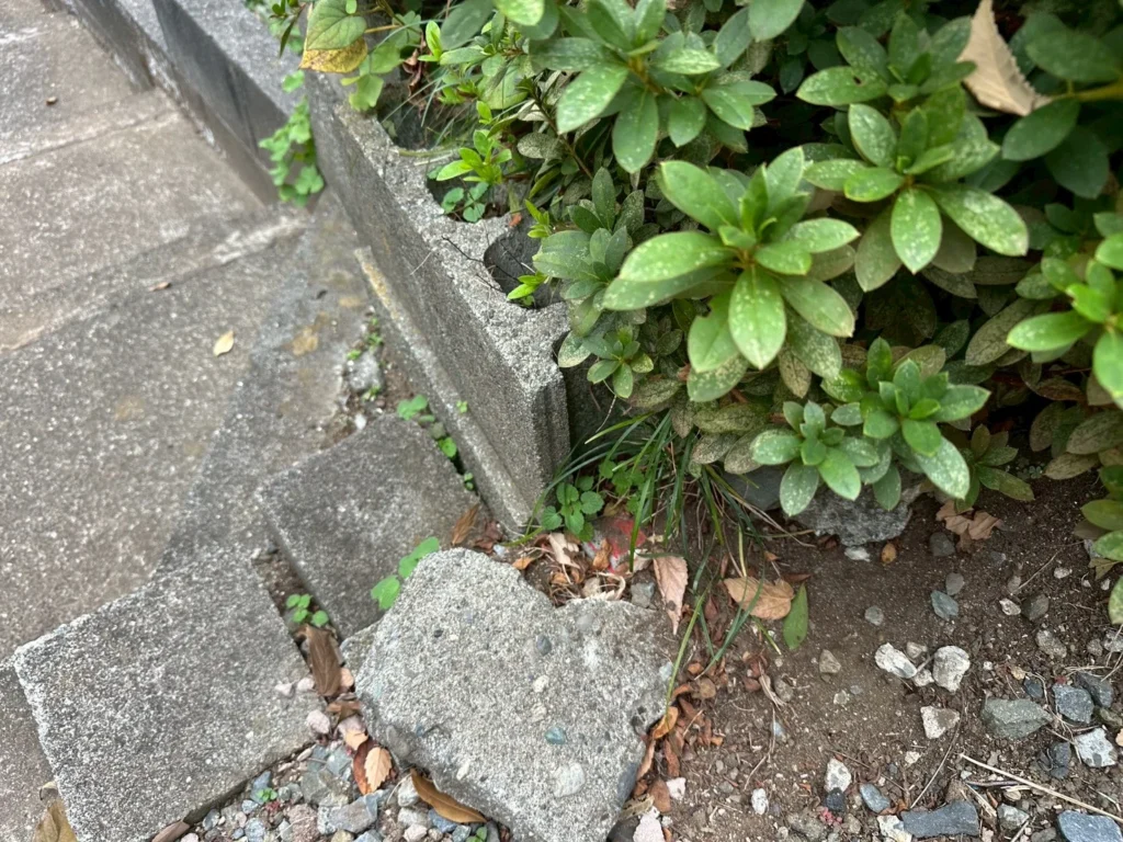 割れて崩れた敷地内のコンクリートブロック