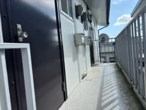 2階の外廊下と玄関ドアが並ぶ様子