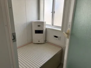 浴槽の脇に置かれた据え置き型の風呂釜