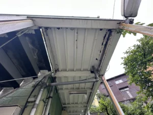 2階外廊下の床裏に錆と塗装のはがれがある