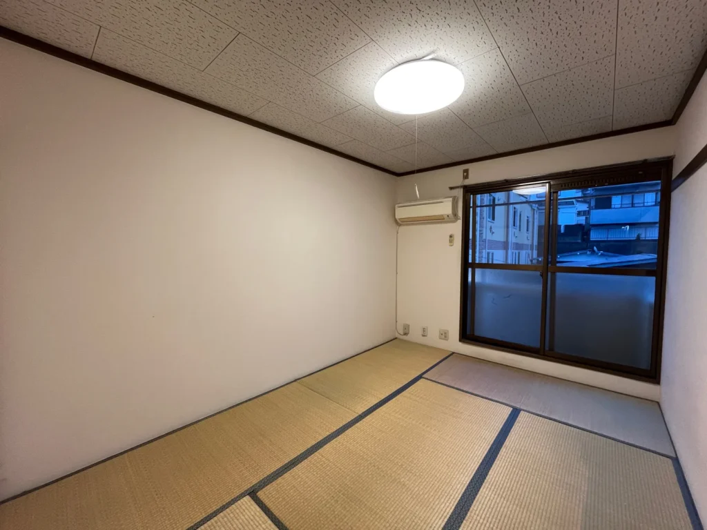 6畳ほどの和室と掃き出し窓