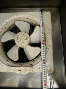 油汚れがこびりついた台所の古い換気扇