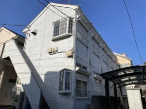 2階建てアパートの側面と外階段