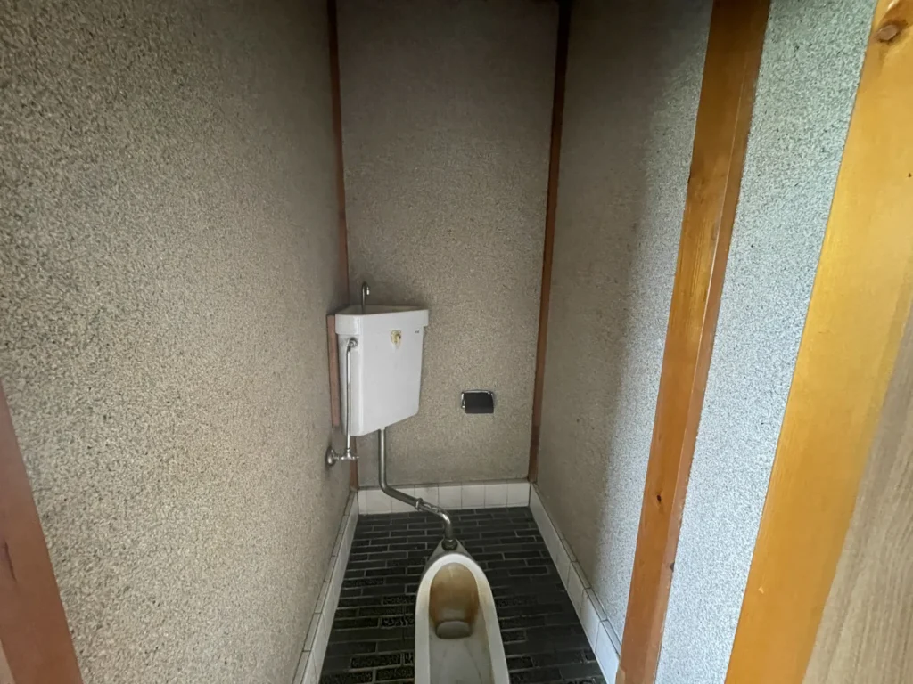 黒いタイル床の和式トイレ