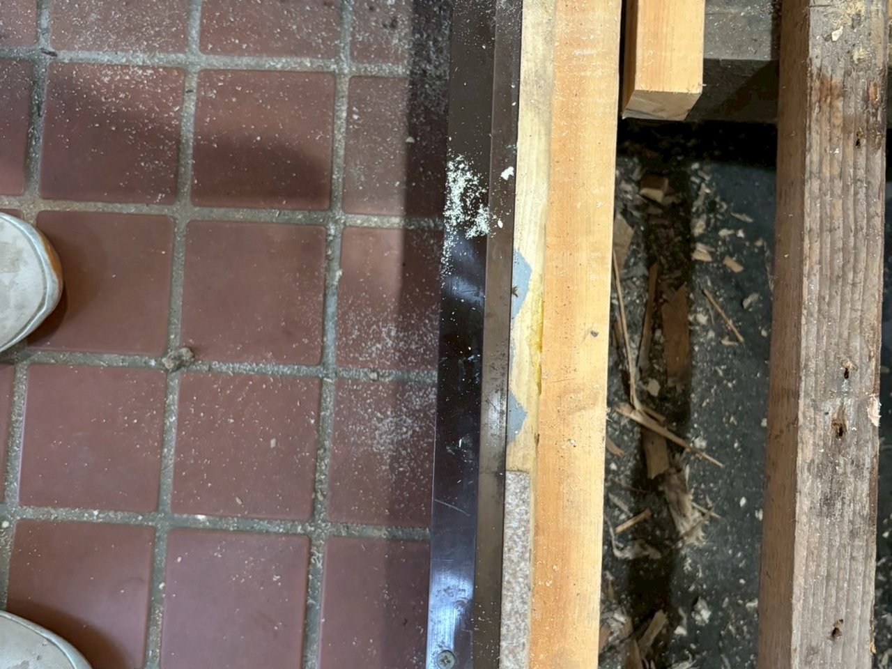 傷んだ木材を新しい木材に入れ替えているところ