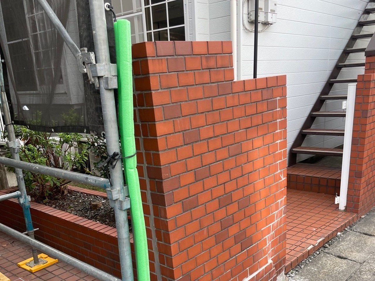 入口のレンガ調の塀(工事前)