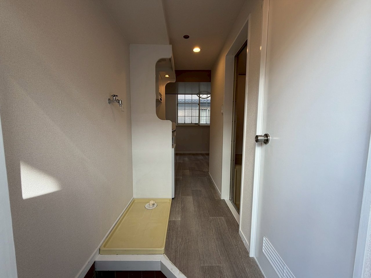 玄関から部屋への通路と洗濯機置き場(再生後)