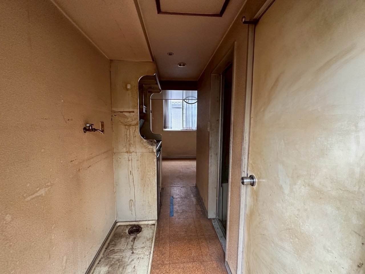 玄関から部屋への通路と洗濯機置き場(工事前)