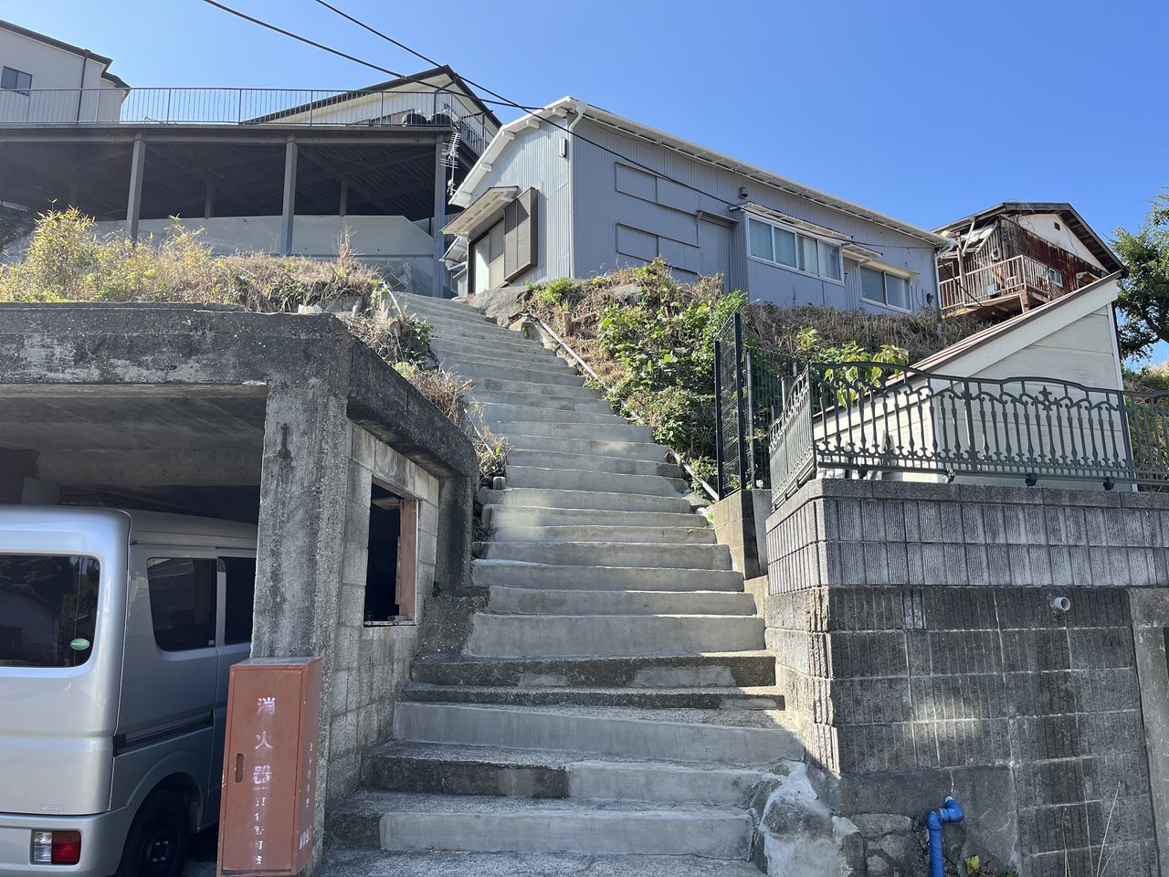 道路から建物へ上がる外階段(再生後)