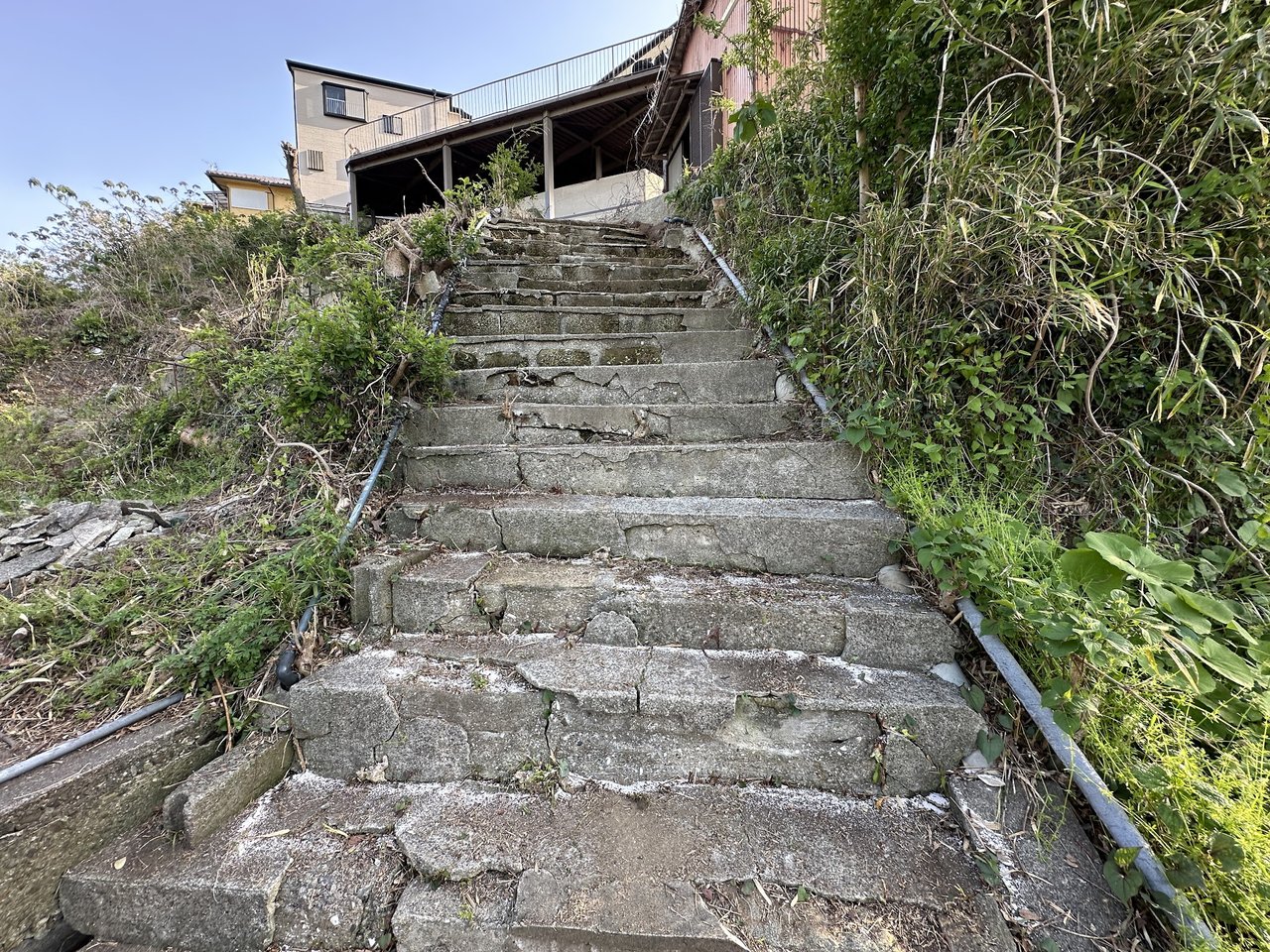 道路から建物へ上がる外階段(買取前)